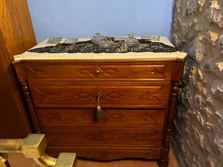 Mueble de madera con cajones y cristal