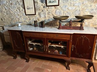 Mueble de madera con cajones y cristal