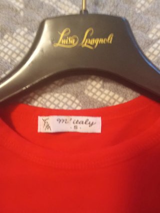 Top rosso con strass