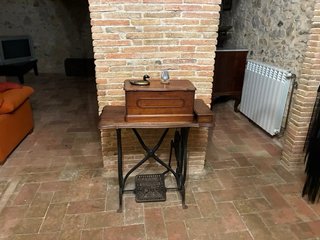 Mueble de madera con puertas de cristal