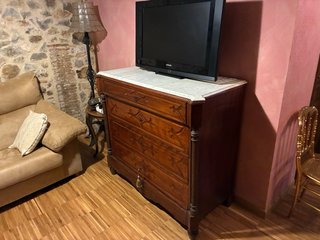 Mueble de madera con puertas de cristal