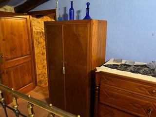 Mueble de madera con puertas de cristal