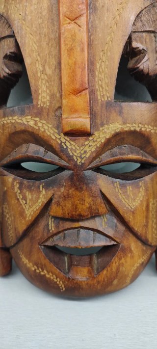 Maschera tribale africana in legno