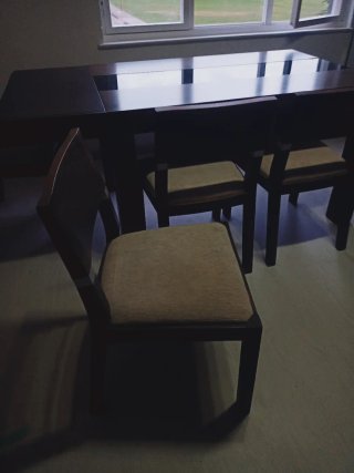 Mesa de comedor y 4 sillas