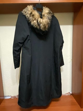 Chaqueta negra con capucha de pelo