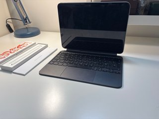 iPad Pro M42024Gris11’256GB pencilpro y Keyboard
