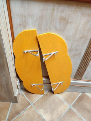 Repisas de pared naranjas de madera con soportes