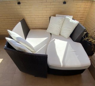 Sofá rinconera y mesa baja + nevera a juego.