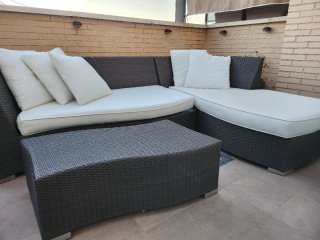 Sofá rinconera y mesa baja + nevera a juego.