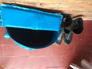 Macaco de cítricos azul y botas de campo