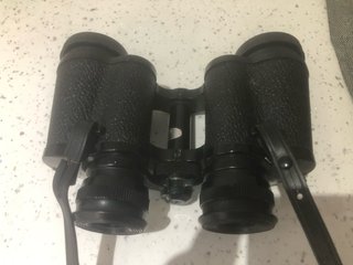 Binocolo nero con tracolla e copriobiettivi