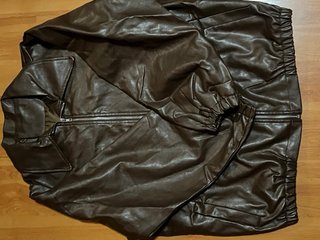 Chaqueta marrón estilo bomber