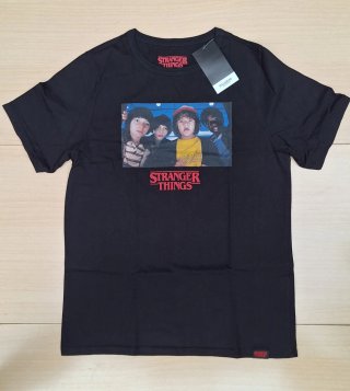 Camiseta Stranger Things Pull&Bear Negra