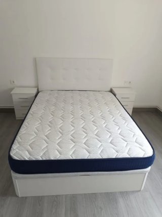 Canapés de madera con colchónes