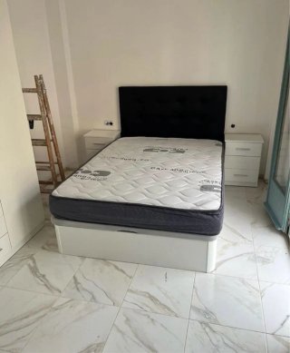 Canapés de madera con colchónes