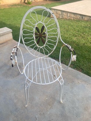 Silla de hierro blanca con detalle floral