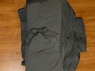 Chaqueta gris con bolsillos
