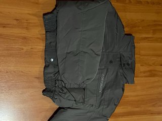 Chaqueta gris con bolsillos