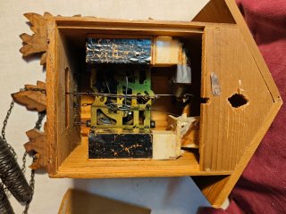 Reloj de cuco de madera tallada