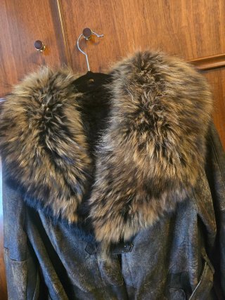 Chaqueta de piel con cuello de pelo