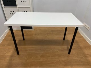Mesa blanca patas negras