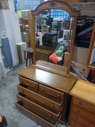 UNA COMODA CON ESPEJO