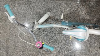 Bicicleta infantil blanca y azul