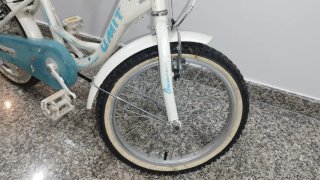 Bicicleta infantil blanca y azul