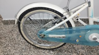 Bicicleta infantil blanca y azul
