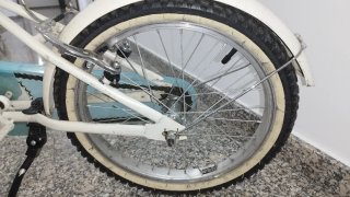 Bicicleta infantil blanca y azul