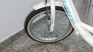 Bicicleta infantil blanca y azul