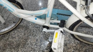 Bicicleta infantil blanca y azul