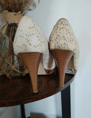 Décolleté con ricamo uncinetto