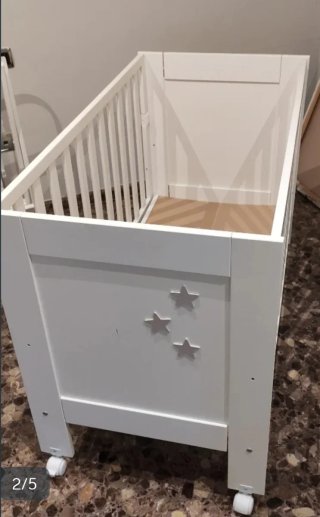 Cuna de bebé blanca con estrellas