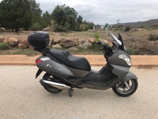 Aprilia Atlantic 125 gris, moto maxi scooter