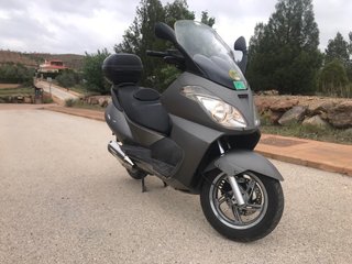 Aprilia Atlantic 125 gris, moto maxi scooter