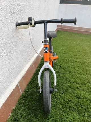 Bicicleta de equilibrio naranja infantil