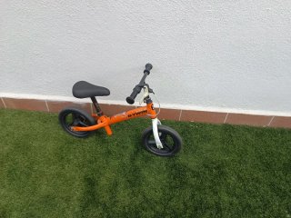 Bicicleta de equilibrio naranja infantil