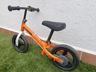 Bicicleta de equilibrio naranja infantil