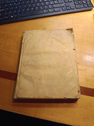 Libro religioso de 1715 tapas de pergamino
