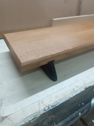 Tagliere in legno con piedini