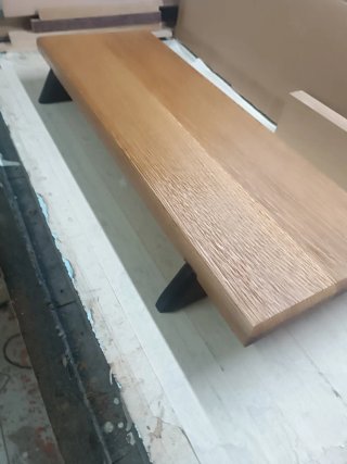 Tagliere in legno con piedini