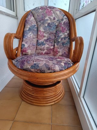 Sillón mecedora mimbre cojín floral