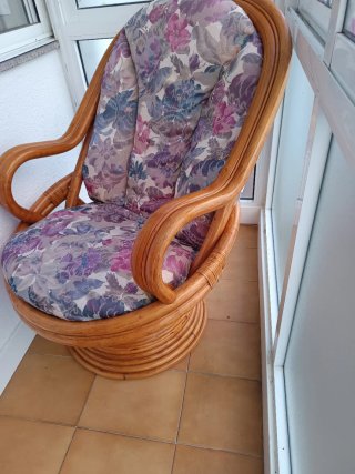 Sillón mecedora mimbre cojín floral