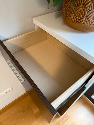 Cómoda y mesitas de noche modernas