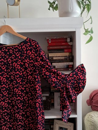 Vestido estampado  azul marino y fucsia