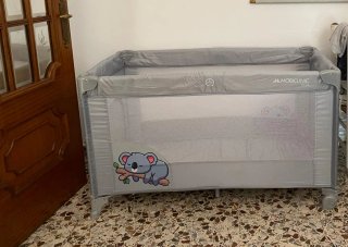 Cuna de viaje gris con dibujo de koala sin colchon