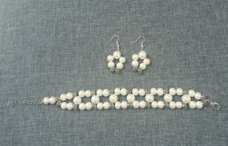Conjunto artesano pulsera y pendientes perlas