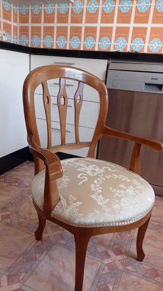Butacón de madera con tapizado floral