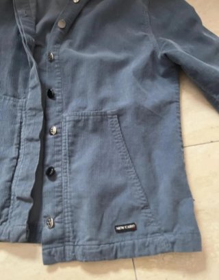 Chaqueta fina azul con capucha
